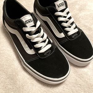 Brand new womens authentic vans size 6